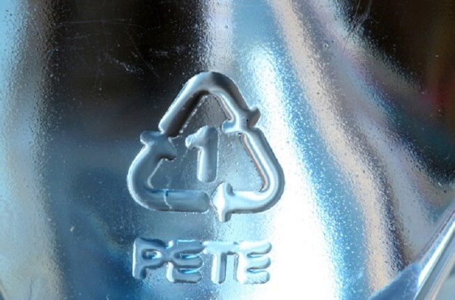 Mikro és nanóműanyagok, műanyag palackok.